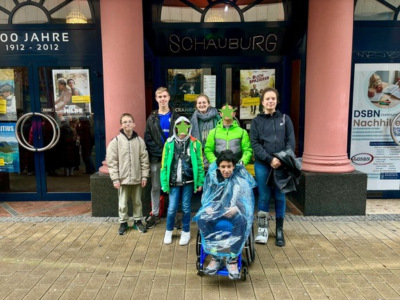 Gruppe Schüler vor dem Kino "Schauburg"